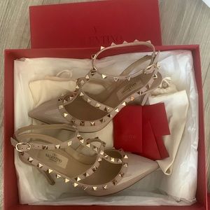 VALENTINO GARAVANI
Rockstud Patent Leather Ankle.
Strap Pumps